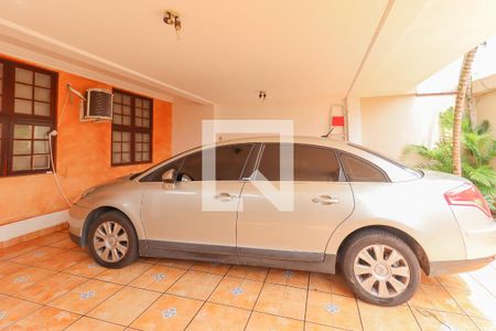 Casa à venda com 190m², 4 quartos e 2 vagas Casa à venda com 190m², 4 quartos e 2 vagasGaragem