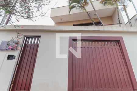 Casa à venda com 190m², 4 quartos e 2 vagas Casa à venda com 190m², 4 quartos e 2 vagasFachada