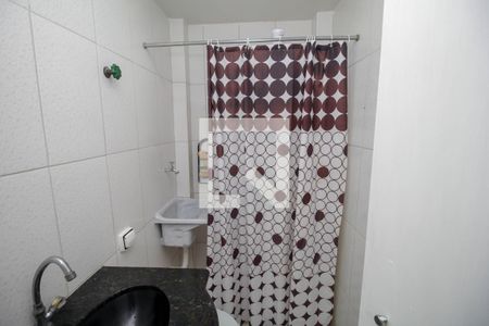 Banheiro de kitnet/studio para alugar com 1 quarto, 20m² em Santa Teresa, Rio de Janeiro