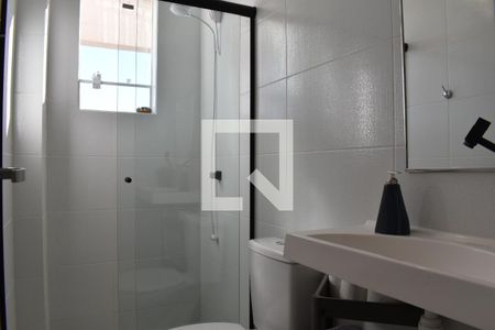 Banheiro de kitnet/studio para alugar com 1 quarto, 32m² em Tingui, Curitiba