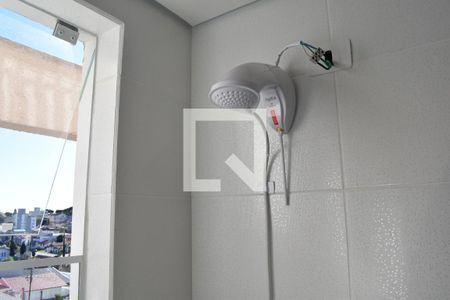 Banheiro de kitnet/studio para alugar com 1 quarto, 32m² em Tingui, Curitiba