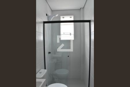 Banheiro de kitnet/studio para alugar com 1 quarto, 24m² em Tingui, Curitiba