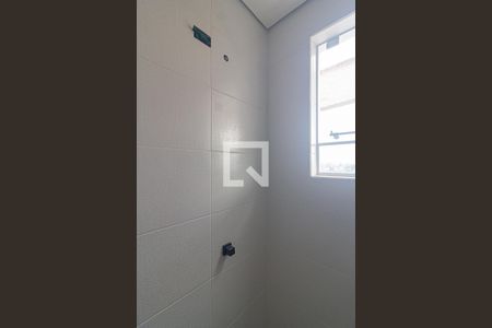 Banheiro de kitnet/studio para alugar com 1 quarto, 24m² em Tingui, Curitiba