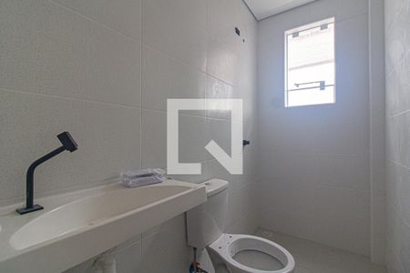 Banheiro de kitnet/studio para alugar com 1 quarto, 24m² em Tingui, Curitiba