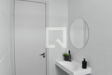 Banheiro de kitnet/studio para alugar com 1 quarto, 24m² em Tingui, Curitiba