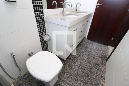 Banheiro da Suíte de apartamento para alugar com 3 quartos, 110m² em Umuarama, Uberlândia