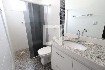 Banheiro da Suíte de apartamento para alugar com 3 quartos, 110m² em Umuarama, Uberlândia