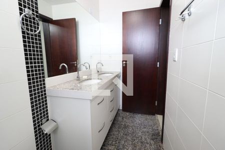 Banheiro da Suíte de apartamento para alugar com 3 quartos, 110m² em Umuarama, Uberlândia