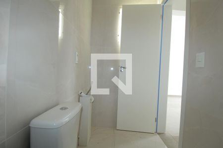 Banheiro suite de apartamento para alugar com 2 quartos, 66m² em Humaitá, Porto Alegre