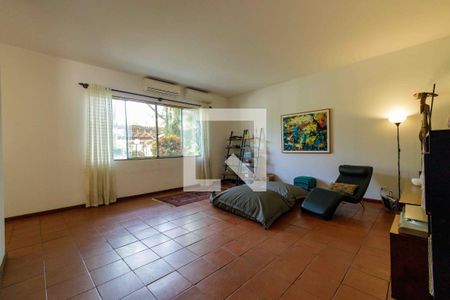 Sala de casa de condomínio para alugar com 5 quartos, 700m² em Barra da Tijuca, Rio de Janeiro