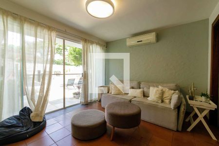 Sala de casa de condomínio para alugar com 5 quartos, 700m² em Barra da Tijuca, Rio de Janeiro