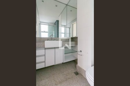 Banheiro da Suíte de apartamento para alugar com 2 quartos, 98m² em Savassi, Belo Horizonte