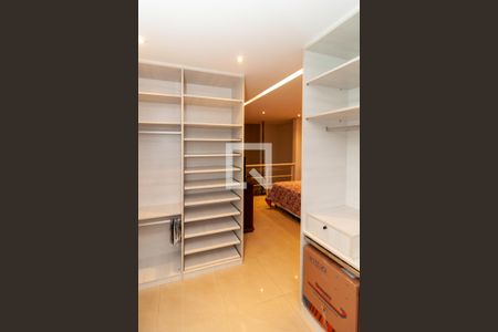 Closet da suíte de apartamento para alugar com 1 quarto, 75m² em Planalto Paulista, São Paulo