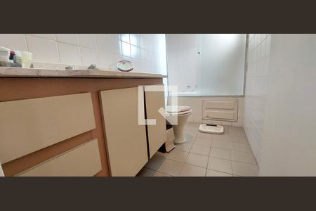 Apartamento à venda com 138m², 2 quartos e 3 vagas Apartamento à venda com 138m², 2 quartos e 3 vagasBanheiro Quarto 1 suíte