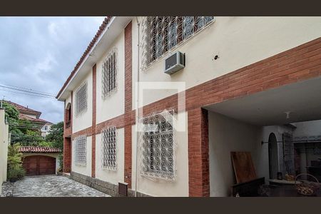 Casa à venda com 293m², 7 quartos e 6 vagas Casa à venda com 293m², 7 quartos e 6 vagasFachada