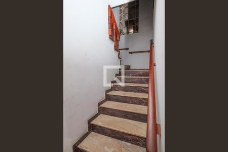 Casa à venda com 293m², 7 quartos e 6 vagas Casa à venda com 293m², 7 quartos e 6 vagasEscada