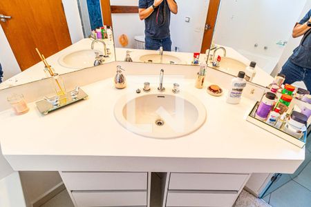 Casa à venda com 510m², 4 quartos e 4 vagas Casa à venda com 510m², 4 quartos e 4 vagasBanheiro 02