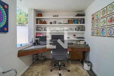 Casa à venda com 510m², 4 quartos e 4 vagas Casa à venda com 510m², 4 quartos e 4 vagasEscritório 01