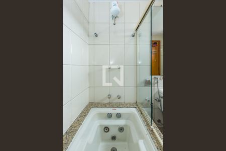 Apartamento à venda com 340m², 4 quartos e 4 vagas Apartamento à venda com 340m², 4 quartos e 4 vagasBanheiro da Suíte 2