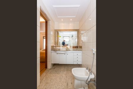 Apartamento à venda com 340m², 4 quartos e 4 vagas Apartamento à venda com 340m², 4 quartos e 4 vagasBanheiro da Suíte 1