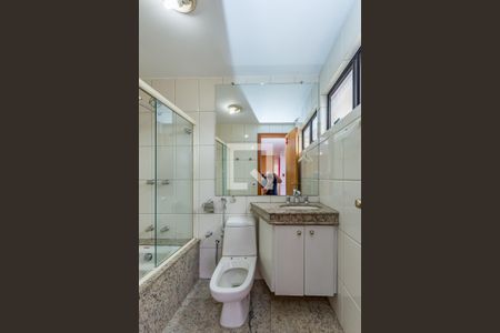 Apartamento à venda com 340m², 4 quartos e 4 vagas Apartamento à venda com 340m², 4 quartos e 4 vagasBanheiro da Suíte 2