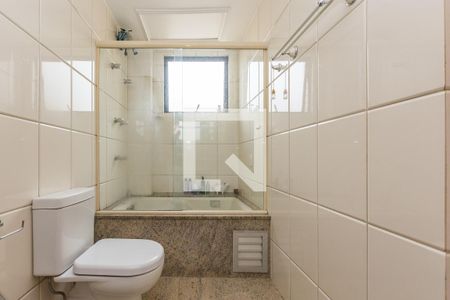 Apartamento à venda com 340m², 4 quartos e 4 vagas Apartamento à venda com 340m², 4 quartos e 4 vagasBanheiro da Suíte 1