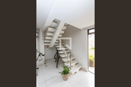 Apartamento à venda com 340m², 4 quartos e 4 vagas Apartamento à venda com 340m², 4 quartos e 4 vagasEscada