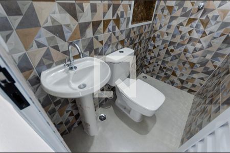 Banheiro de casa para alugar com 1 quarto, 18m² em Vila Boacava, São Paulo