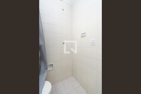 Banheiro de kitnet/studio para alugar com 1 quarto, 26m² em Santo Antônio, Porto Alegre