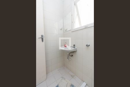 Banheiro de kitnet/studio para alugar com 1 quarto, 26m² em Santo Antônio, Porto Alegre