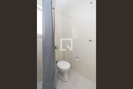 Banheiro de kitnet/studio para alugar com 1 quarto, 26m² em Santo Antônio, Porto Alegre