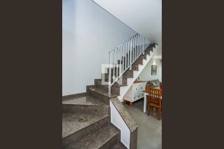 Escada de casa para alugar com 3 quartos, 253m² em Parque Sao Domingos, São Paulo