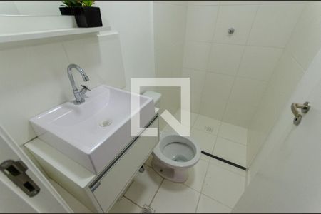 Banheiro de kitnet/studio para alugar com 1 quarto, 17m² em Vila Guedes, São Paulo