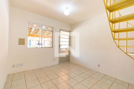 Sala de casa de condomínio para alugar com 2 quartos, 46m² em Rio Branco, Canoas