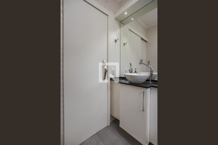Banheiro de apartamento à venda com 1 quarto, 55m² em Jardim do Salso, Porto Alegre