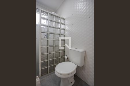 Banheiro de apartamento à venda com 1 quarto, 55m² em Jardim do Salso, Porto Alegre