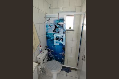 Banheiro de casa de condomínio para alugar com 2 quartos, 86m² em Chácaras Arcampo, Duque de Caxias