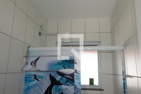 Banheiro de casa de condomínio para alugar com 2 quartos, 86m² em Chácaras Arcampo, Duque de Caxias