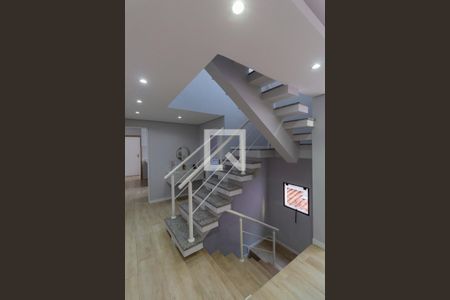 Escada de casa à venda com 3 quartos, 220m² em Vila Nhocuné, São Paulo