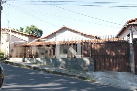 Fachada de casa à venda com 4 quartos, 180m² em Paquetá, Belo Horizonte