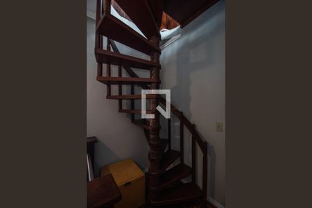 Casa à venda com 238m², 4 quartos e 2 vagas Casa à venda com 238m², 4 quartos e 2 vagasEscadas ao 3º piso