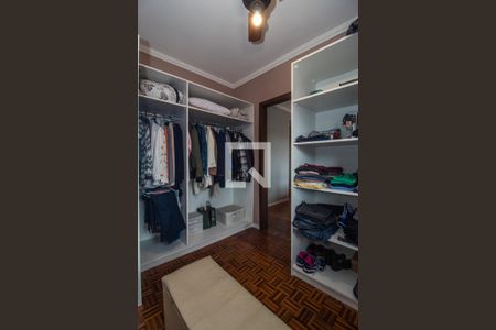 Casa à venda com 238m², 4 quartos e 2 vagas Casa à venda com 238m², 4 quartos e 2 vagasCloset da suíte