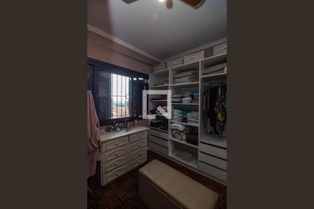 Casa à venda com 238m², 4 quartos e 2 vagas Casa à venda com 238m², 4 quartos e 2 vagasCloset da suíte