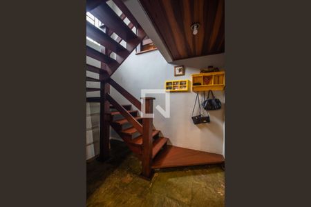 Casa à venda com 238m², 4 quartos e 2 vagas Casa à venda com 238m², 4 quartos e 2 vagasEscadas