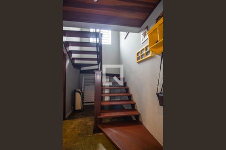 Casa à venda com 238m², 4 quartos e 2 vagas Casa à venda com 238m², 4 quartos e 2 vagasEscadas