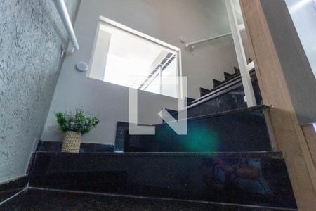 Escada de casa para alugar com 2 quartos, 90m² em Vila Marieta, São Paulo