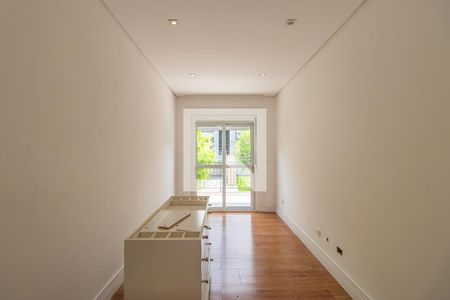 Sala íntima de casa de condomínio à venda com 3 quartos, 400m² em Alphaville, Santana de Parnaíba
