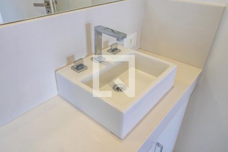 Casa de condomínio à venda com 400m², 3 quartos e 4 vagas Casa de condomínio à venda com 400m², 3 quartos e 4 vagasBanheiro da Suíte 2