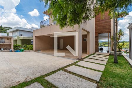 Casa de condomínio à venda com 400m², 3 quartos e 4 vagas Casa de condomínio à venda com 400m², 3 quartos e 4 vagasFachada