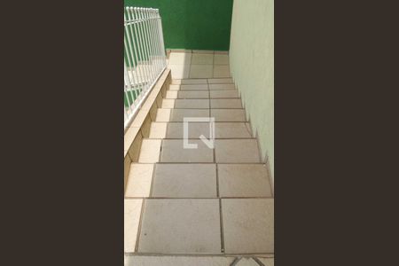 Casa à venda com 194m², 3 quartos e 3 vagas Casa à venda com 194m², 3 quartos e 3 vagasEscada